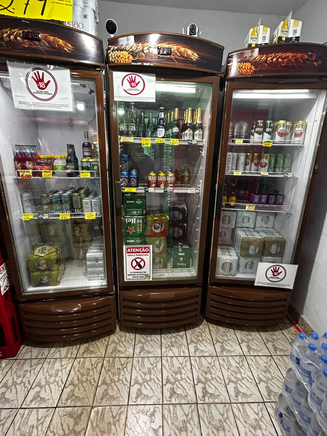 Geladeiras com bebidas geladas
