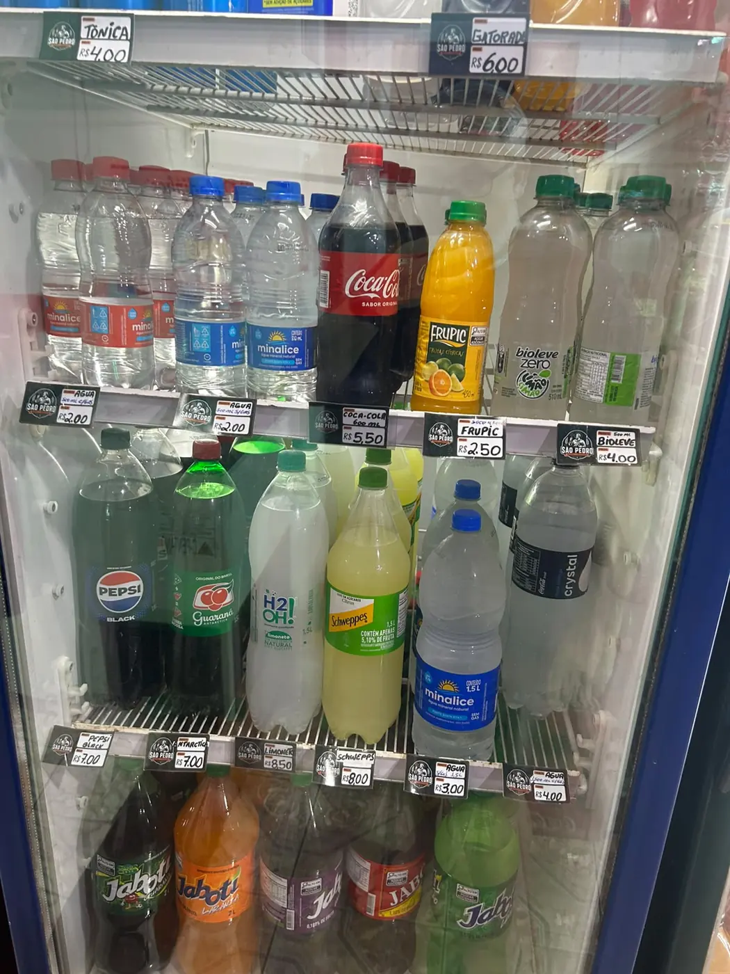 Água, refrigerantes e bebidas variadas